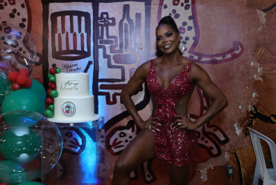 Adriana Bombom celebra aniversário com samba no pé durante ensaio da Grande Rio