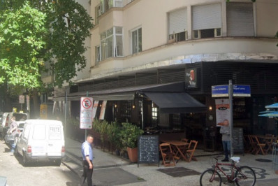 Policiais fazem perícia após ataques de arma de airsoft em Copacabana