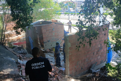 Quatro construções irregulares são demolidas na saída 5 da Linha Amarela