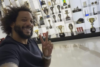 Vídeo: Marcelo inclui medalhas pelo Fluminense na coleção de troféus em casa