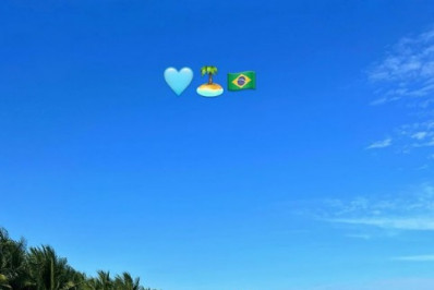 De biquíni, Priscilla renova o bronzeado em praia de Alagoas