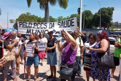 Servidores protestam em frente à prefeitura por reajuste salarial