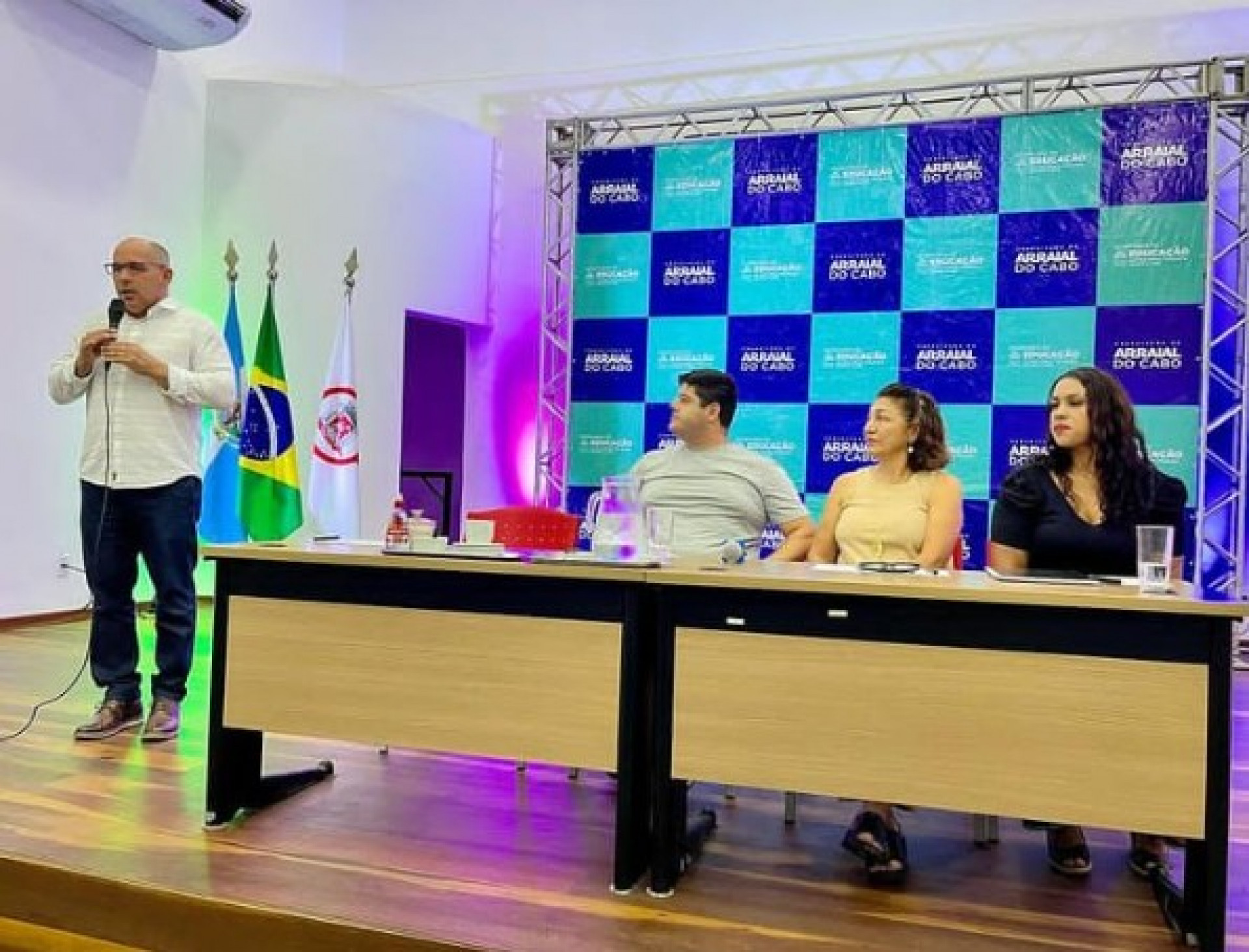 MArcelo Magno discursa na cerimônia de posse dos diretores de escolas eleitos para o novo triênio no Centro Cultural Manoel Camargo - Divulgação/ Ascom