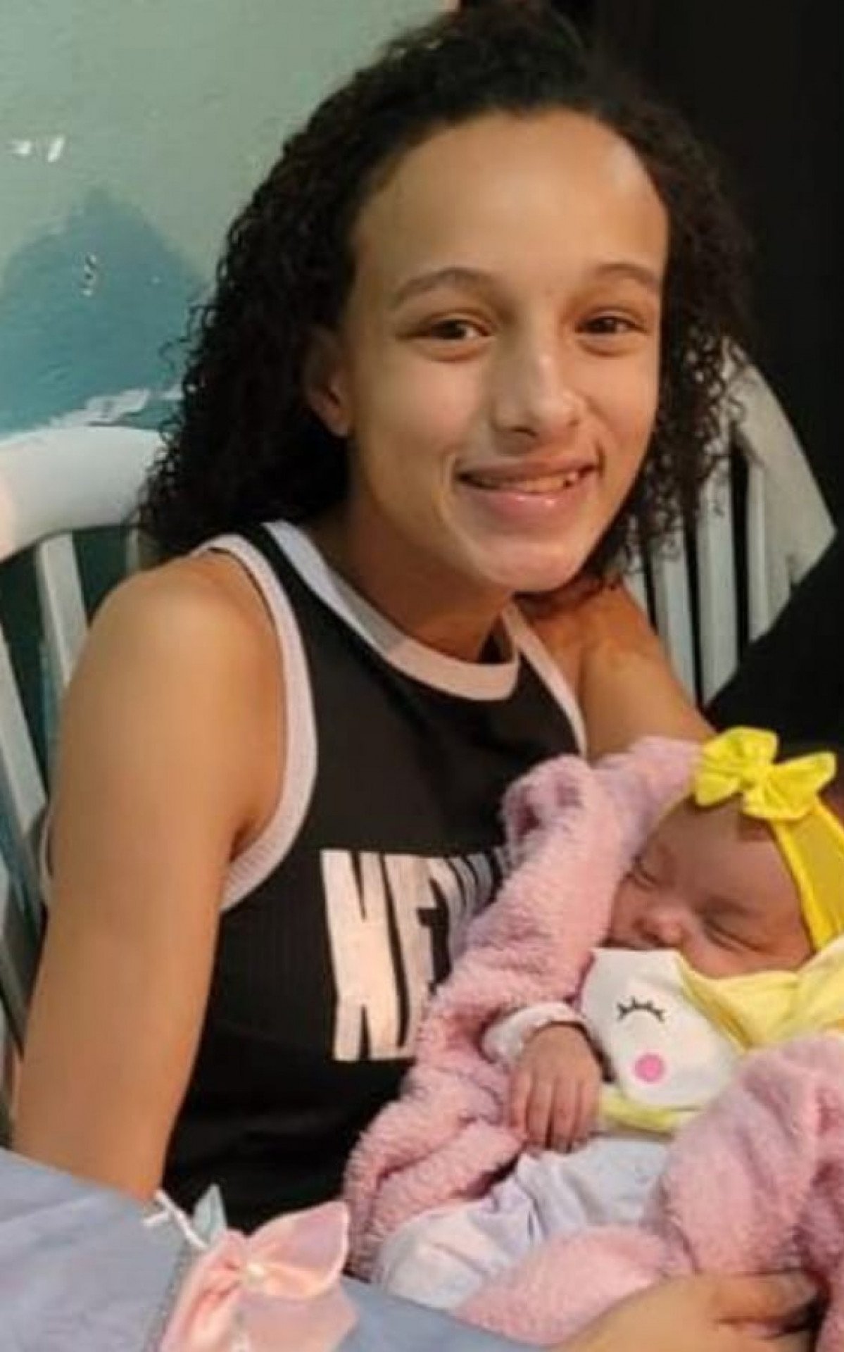 A adolescente Maria Clara Honorato, de 16 anos, e sua filha, Mahya, de 4 meses,  desapareceam, há 3 meses, após saírem de casa, na comunidade do Preventório, em Niterói, na Região Metropolitana do Rio   - Arquivo Família 
