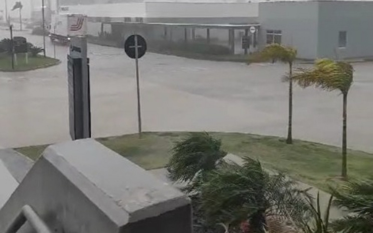 Ventos intensos também atingiram a cidade de São João de Meriti