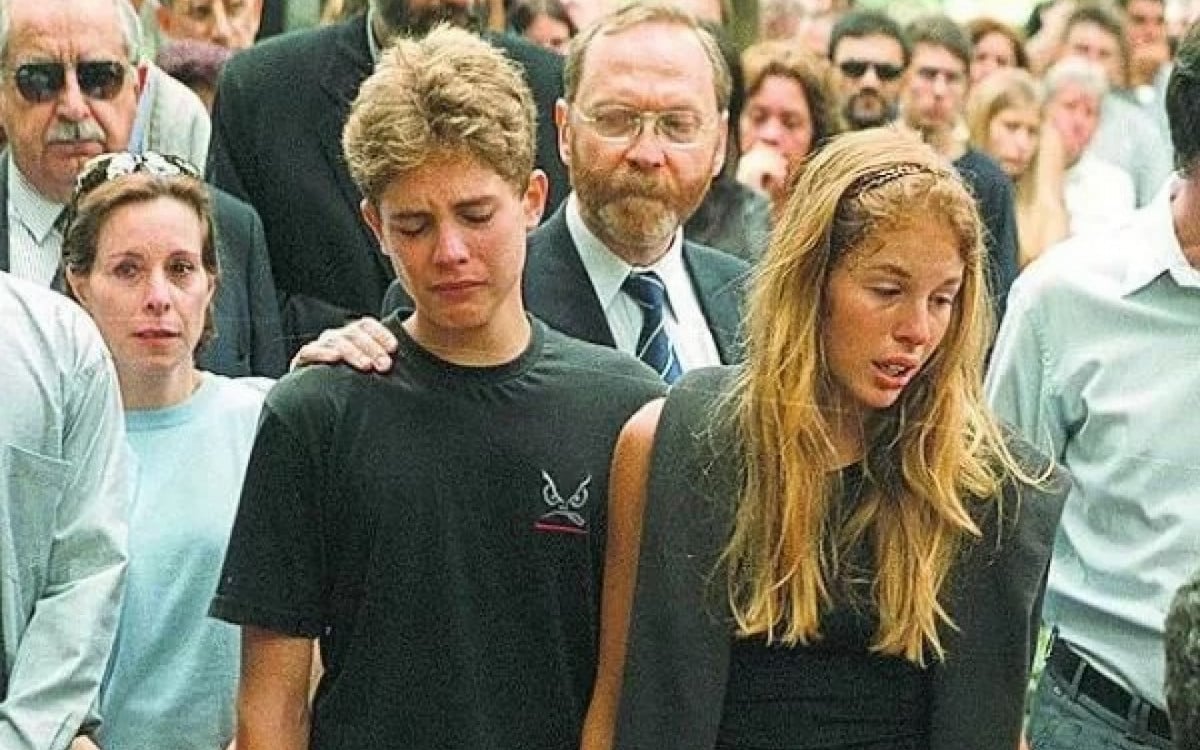 Suzane Von Richthofen e o irmão, Andreas, durante enterro dos pais em 2002