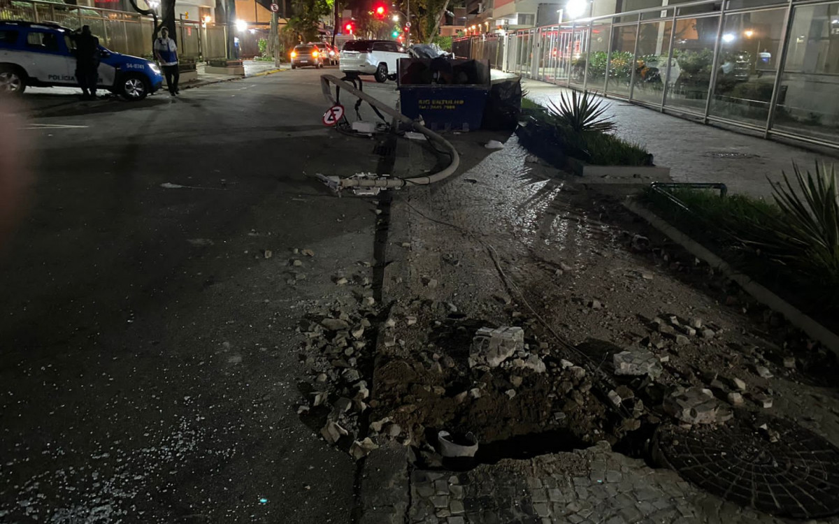 Motorista foi detido após colidir em carro e dois postes na Rua Vinícius de Moraes