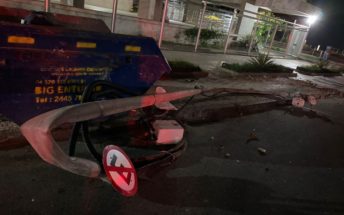 Impacto da batida do carro arrancou o poste do chão na Rua Vinícius de Moraes