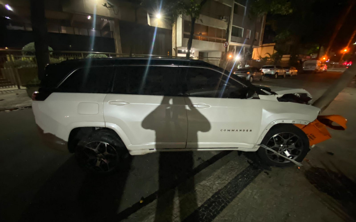 Motorista parou somente após atingir um segundo poste na Rua Vinícius de Moraes