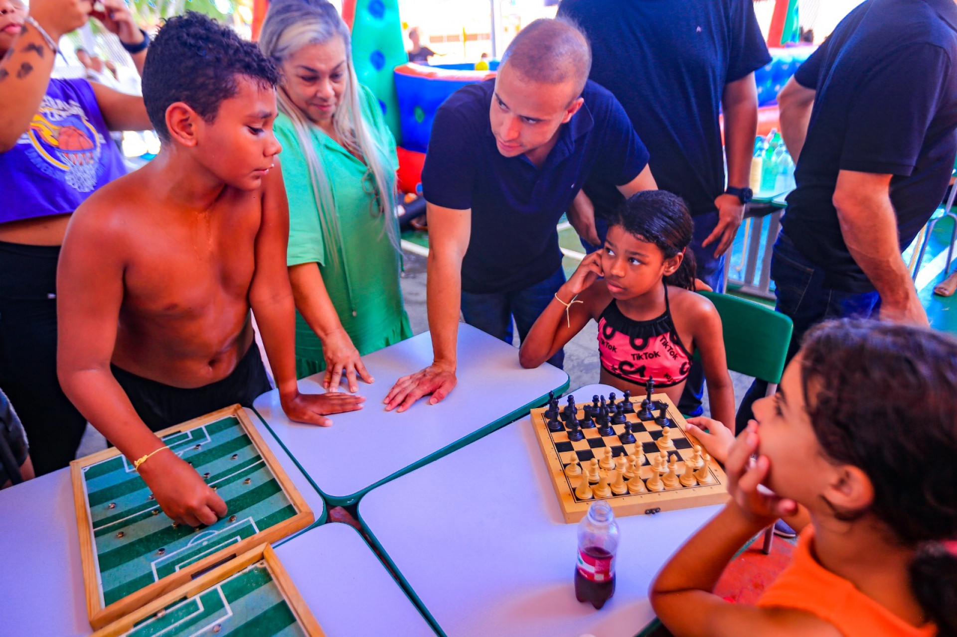 Secretário Matheus Carneiro observa alunos jogando xadrez durante a colônia de férias - Rafael Barreto/PMBR