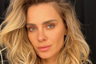 Carolina Dieckmann aparece de biquíni e renova o bronzeado