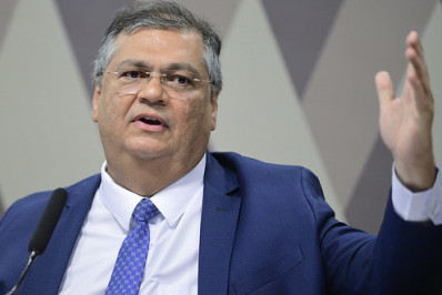 Dino quer trocar aposentadoria compulsória por demissão sem salário de juiz, militar e promotor