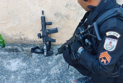 Fuzil é apreendido durante ação da PM no Buraco Quente