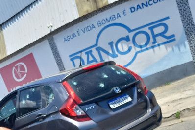 Vídeo: criminosos fuzilam carro durante intenso tiroteio na Zona Oeste