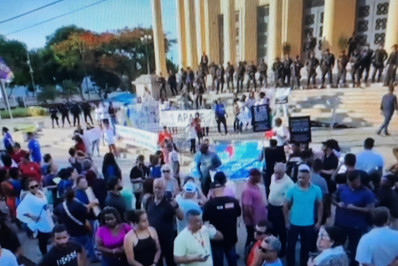 Manifestantes se concentram em frente à Câmara para cobrar votação de orçamento