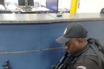 Homem é preso com réplica de fuzil dentro de ônibus na Zona Oeste