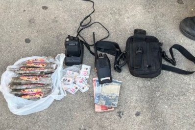 Três pessoas são detidas com drogas e rádios transmissores em Araruama