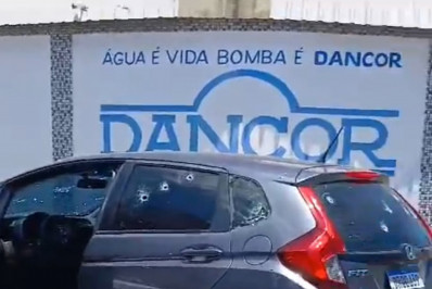 Moradores relatam tiroteio em Sepetiba; imagens mostram carro atingido por tiros