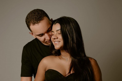 Grávida, Ary Mirelle publica foto de ensaio fotográfico ao lado de João Gomes