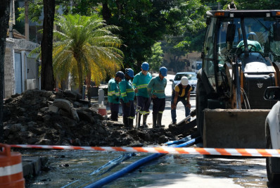 Vazamento abre buraco em rua do Andaraí e fornecimento de água é interrompido 