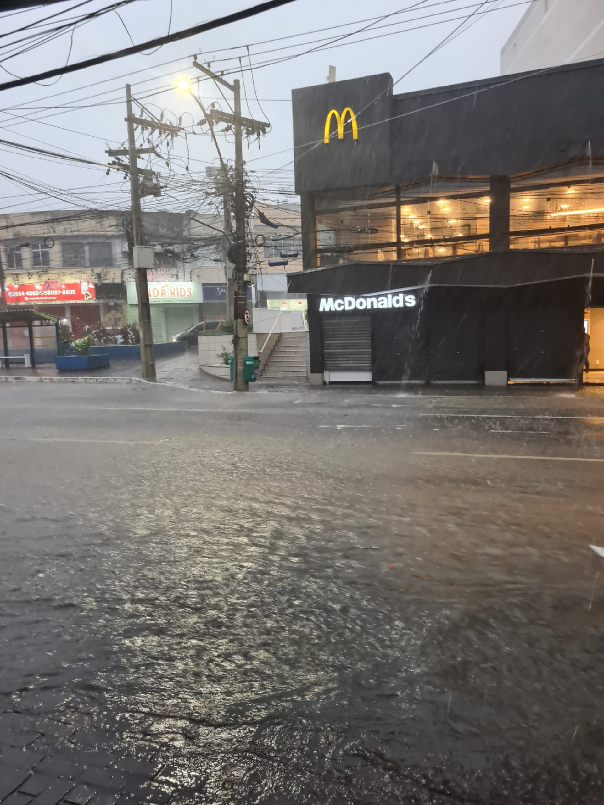 Ruas ficaram alagadas em São Gonçalo, na Região Metropolitana do Rio