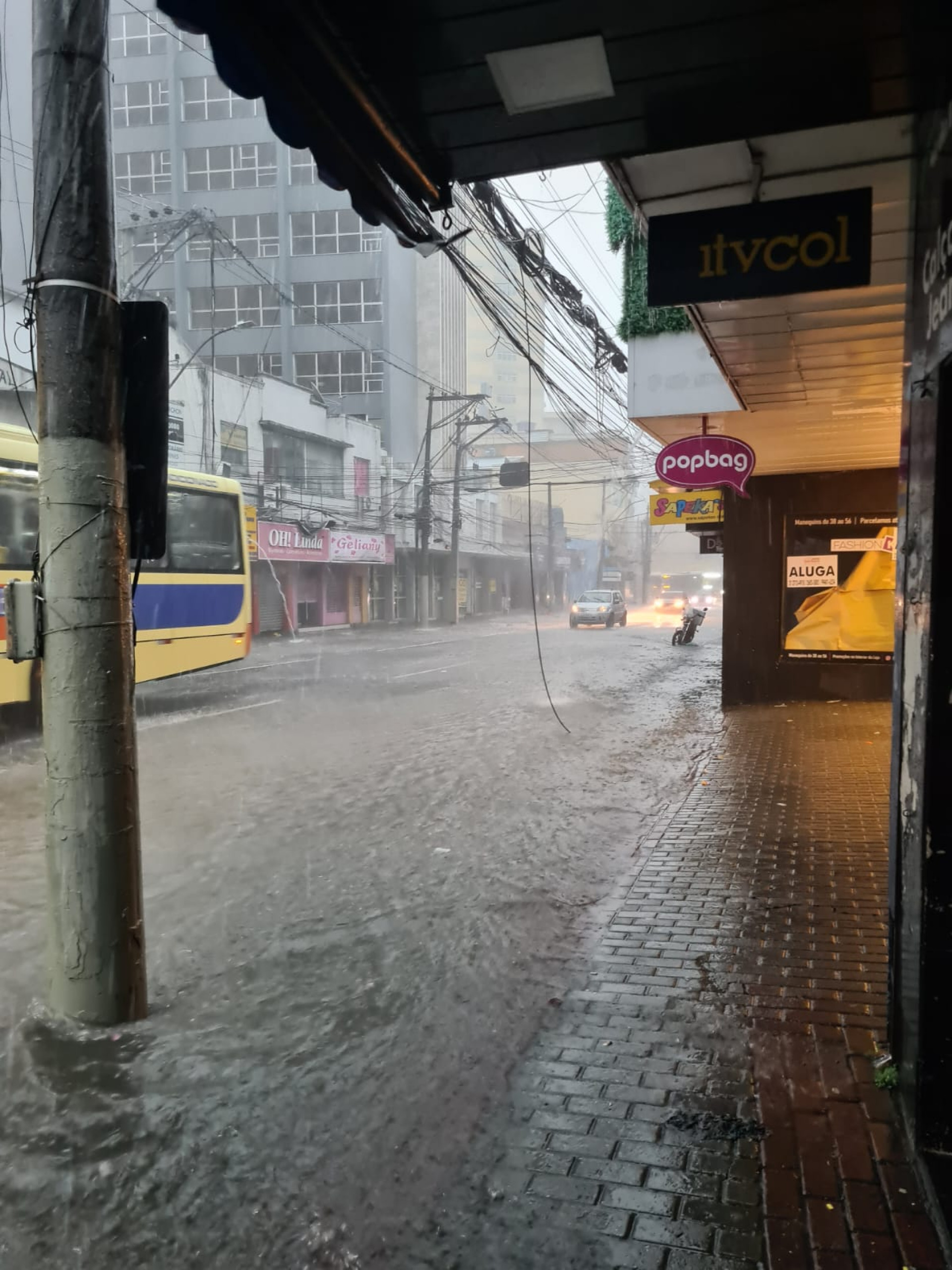 Ruas ficaram alagadas em São Gonçalo, na Região Metropolitana do Rio