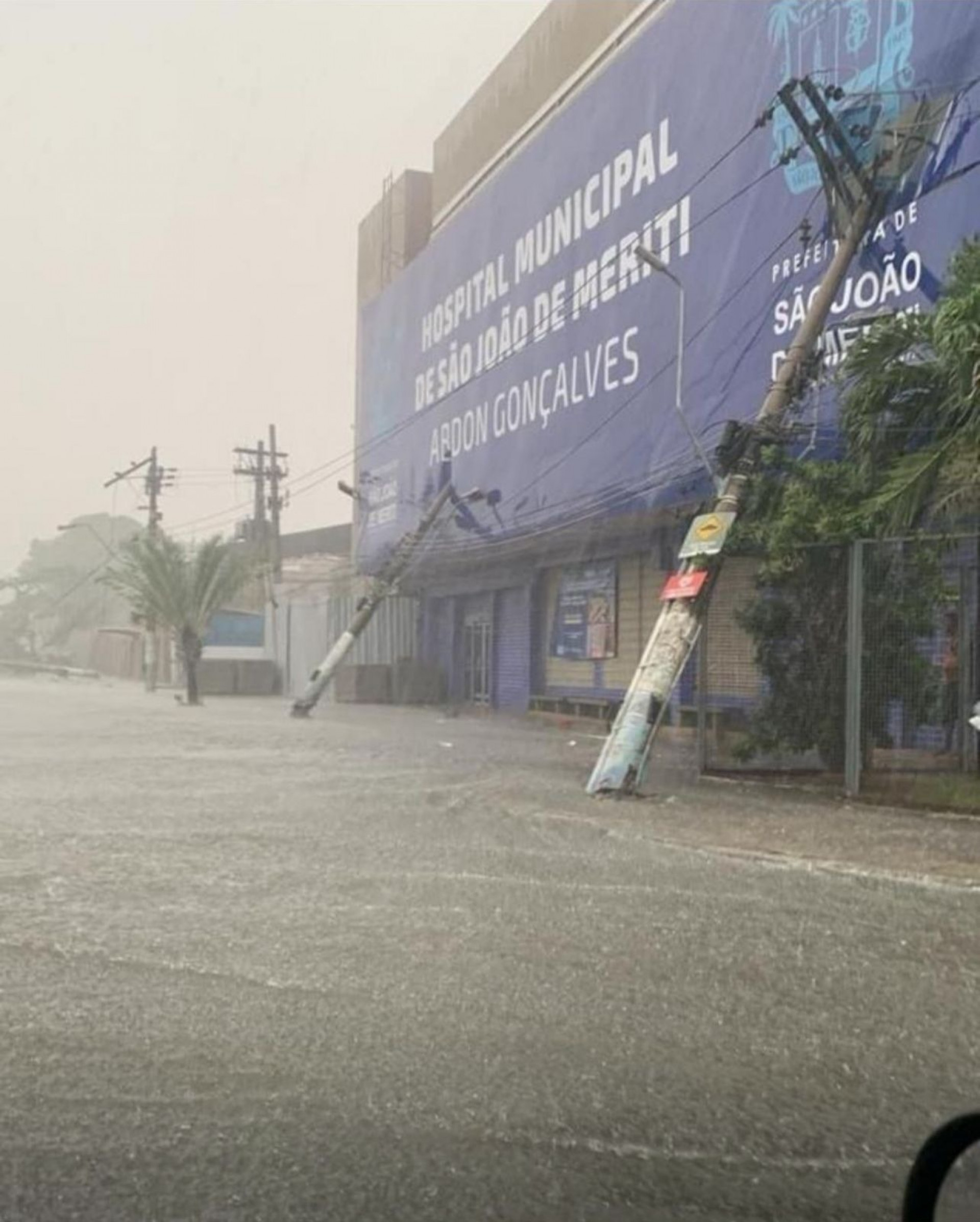 Rua em São João de Meriti ficou completamente alagada nesta quinta-feira (11)