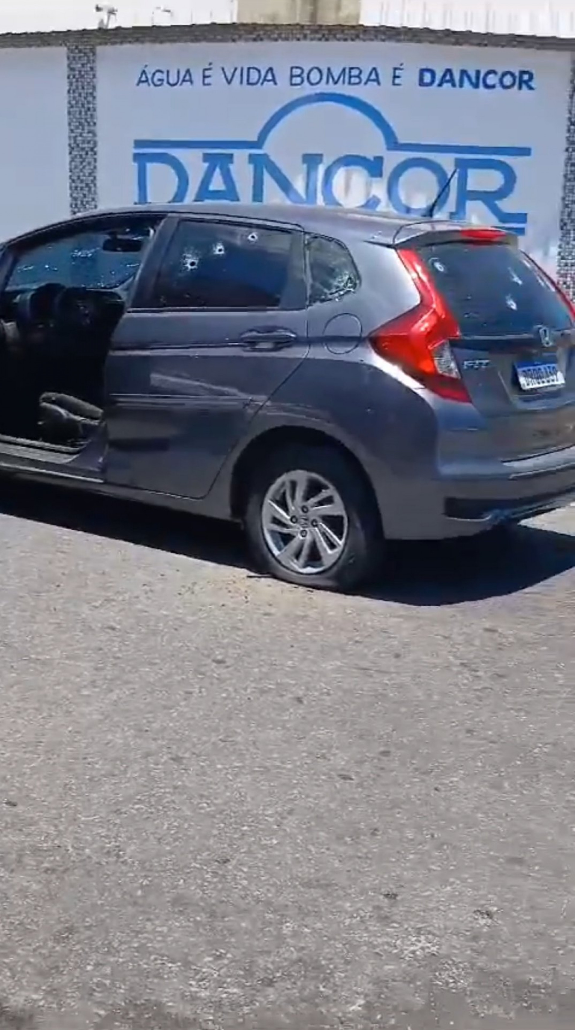 Carro fica fuzilado após intenso tiroteio entre criminosos em Sepetiba - Reprodução/Redes sociais