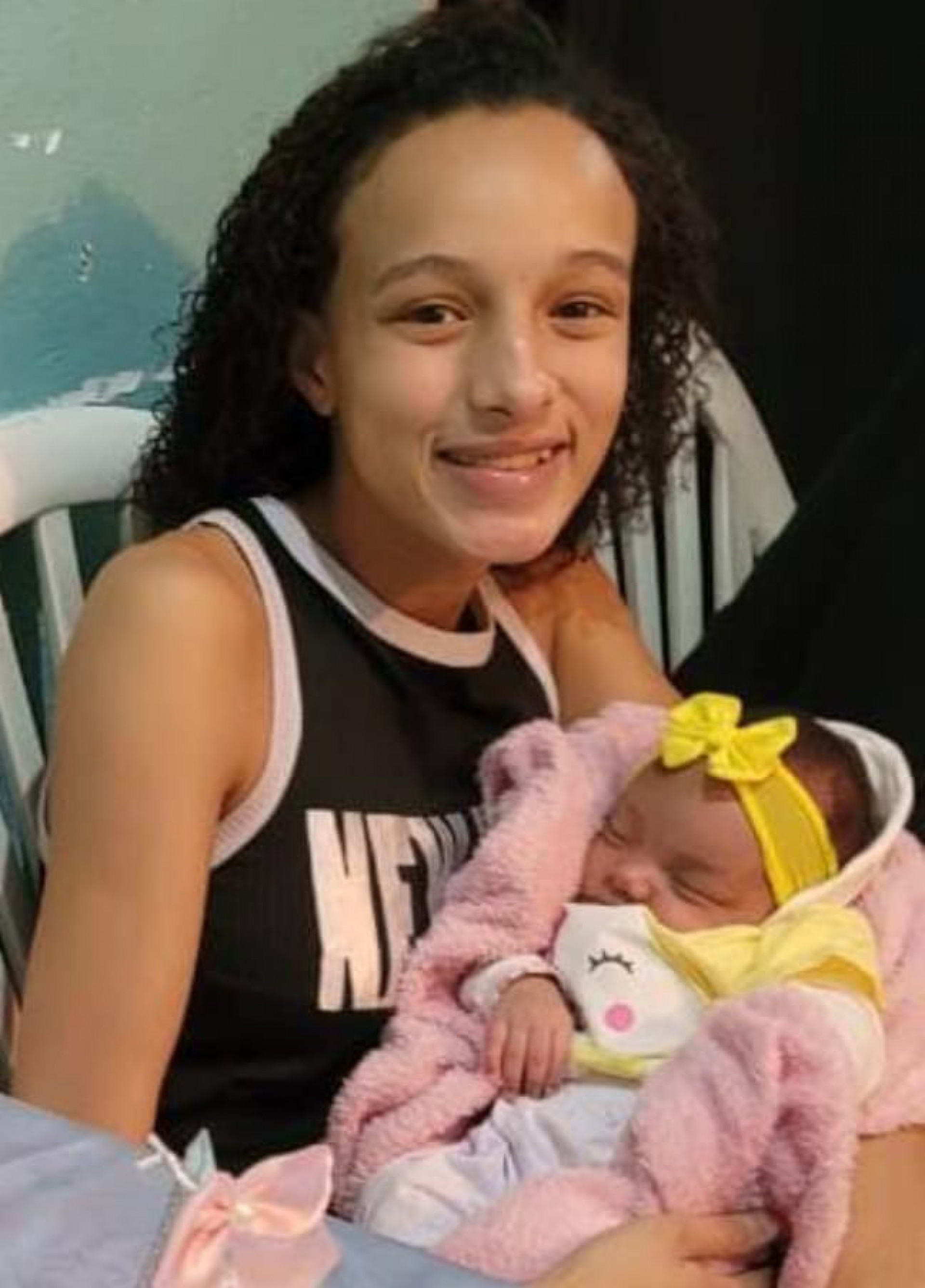 A adolescente Maria Clara Honorato, de 16 anos, e sua filha, Mahya, de 4 meses,  desapareceam, há 3 meses, após saírem de casa, na comunidade do Preventório, em Niterói, na Região Metropolitana do Rio  