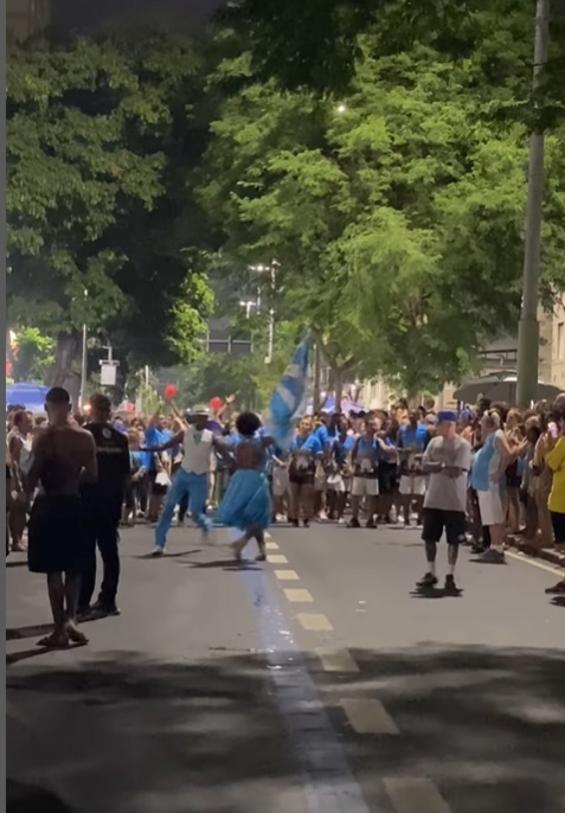 Claudia Abreu assiste ao ensaio de rua da Vila Isabel - Reprodução do Instagram