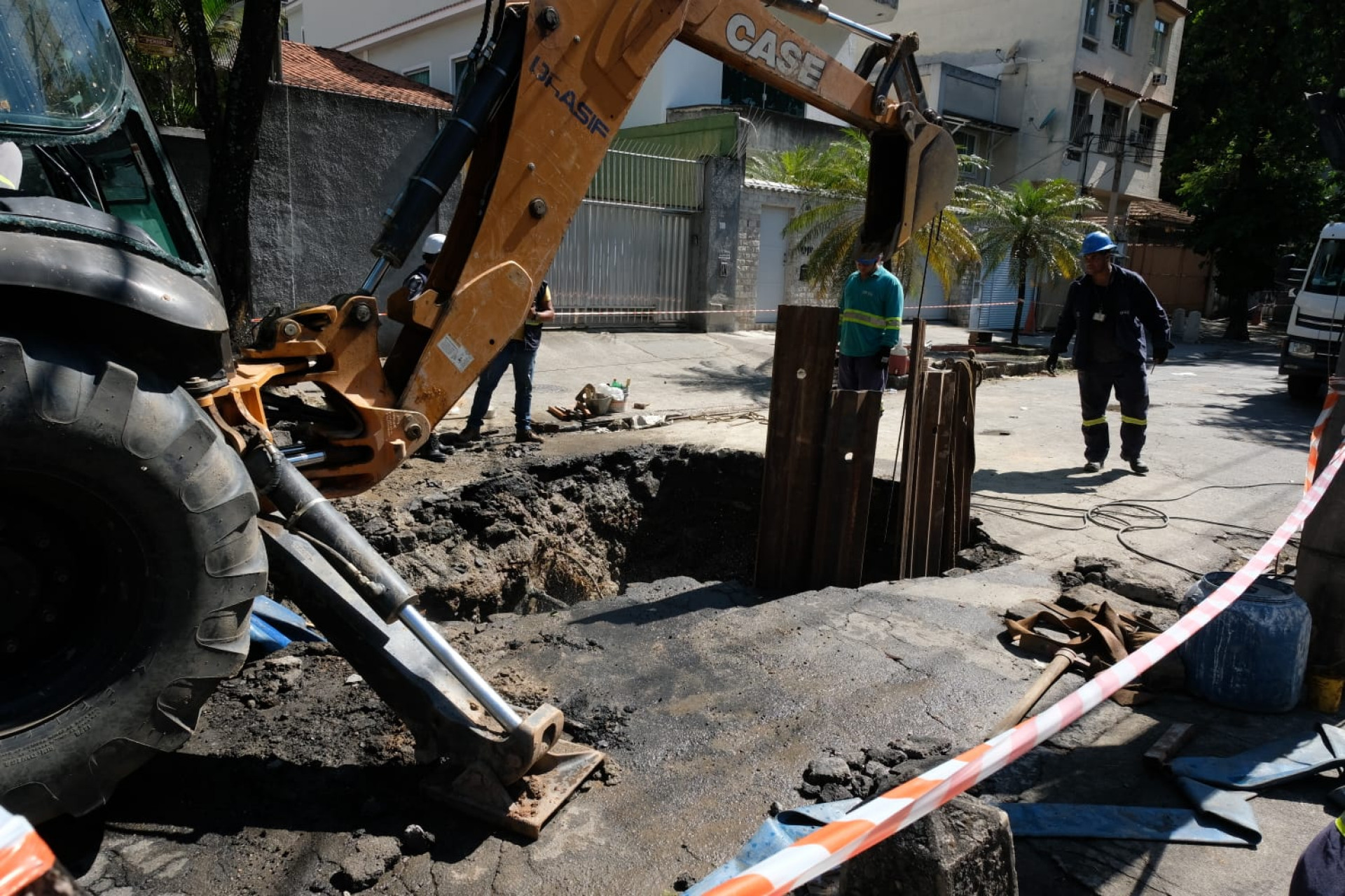 A concession&aacute;ria &Aacute;guas do Rio atua no local com uma retroescavadeira e apoio de uma mangueira com bomba de suc&ccedil;&atilde;o
 - Pedro Ivo/ Ag&ecirc;ncia O Dia