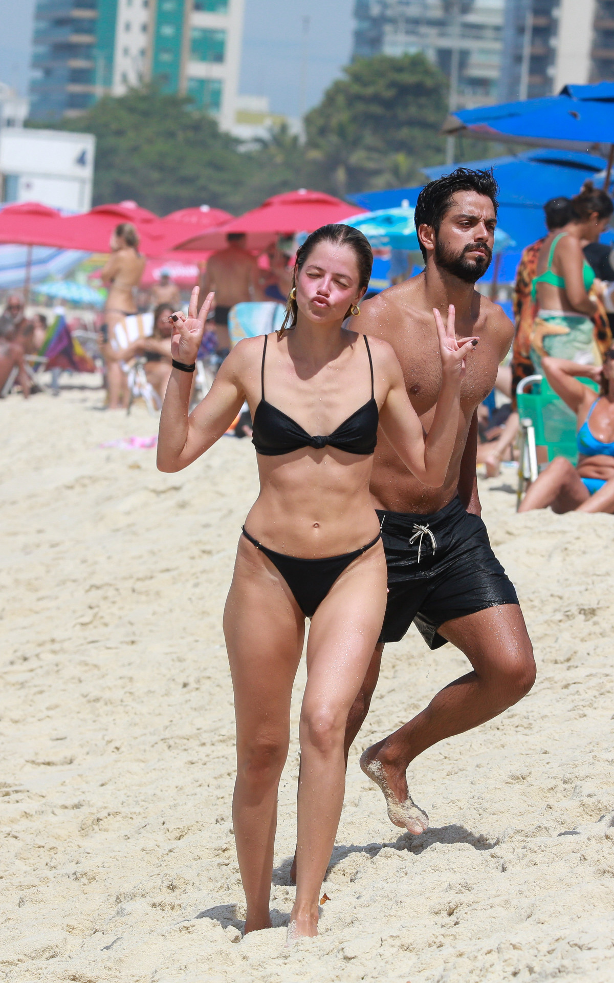 Agatha Moreira e Rodrigo Simas na Praia da Barra da Tijuca, na Zona Oeste do Rio