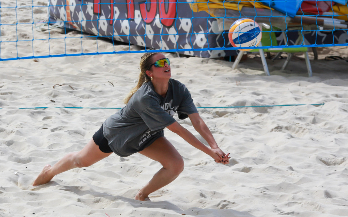 Agatha Moreira joga vôlei junto ao namorado, Rodrigo Simas