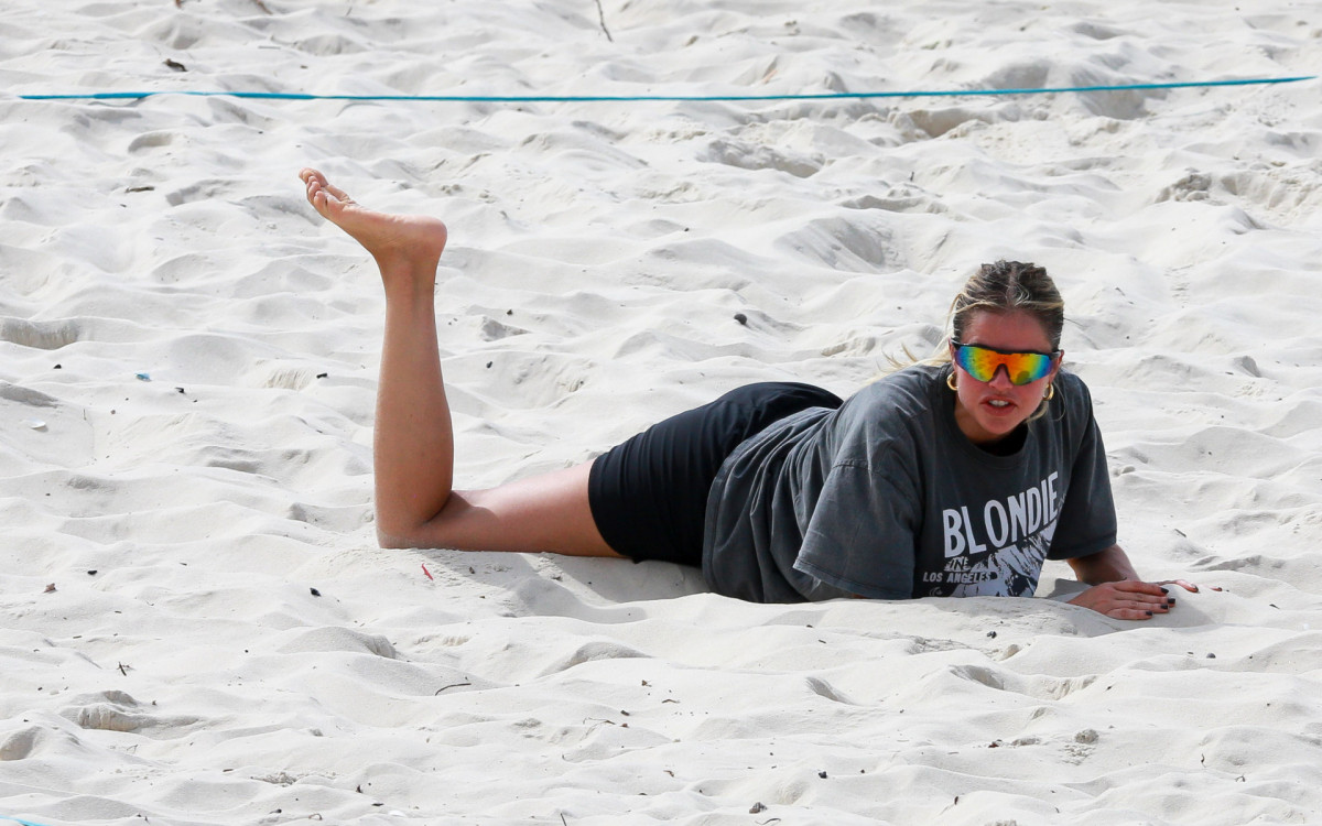 Agatha Moreira joga vôlei junto ao namorado, Rodrigo Simas