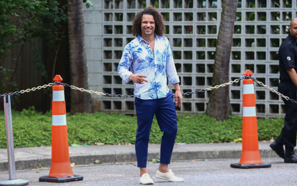 Maycon deixa  os Estúdios Globo, no Rio - Bento/Ag.News