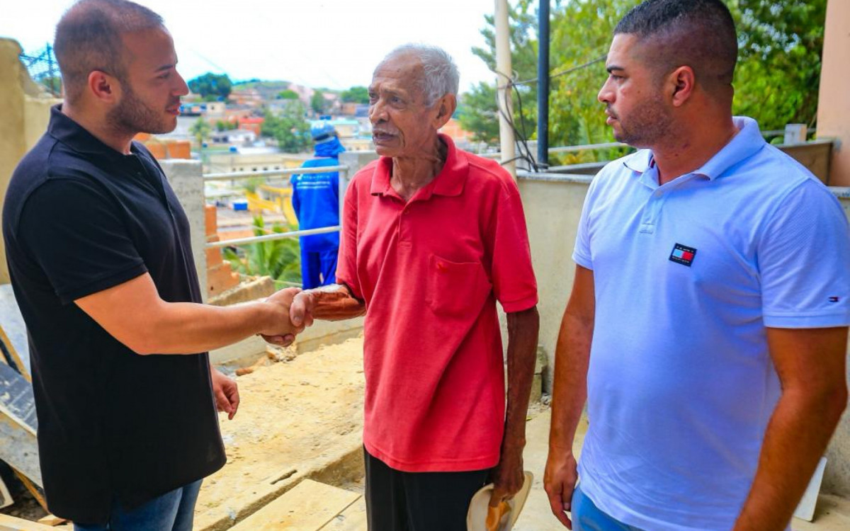 Morador Clodoaldo da Paz cumprimentou o secretário Matheus Carneiro e destacou a importância da encosta