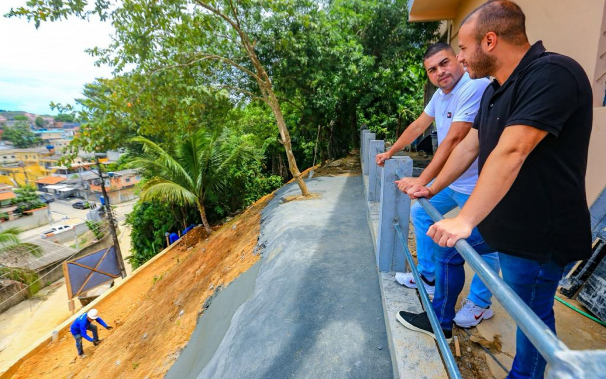Igo Menezes e Matheus Carneiro vistoriaram as obras da encosta do Parque São José