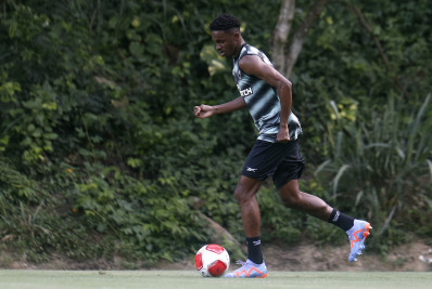 Botafogo: Jeffinho volta a treinar no campo, mas seguirá fora contra o Bragantino