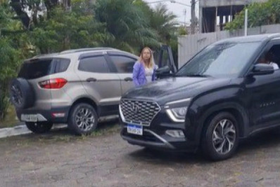 Defensora pública aposentada que chamou entregadores de 'macacos' é condenada a pagar R$ 40 mil