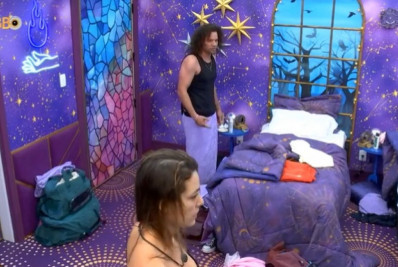 Antes da eliminação, Maycon pede para Yasmin Brunet não abraçá-lo na despedida