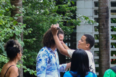 Maycon é cercado por fãs ao deixar Estúdios Globo na Zona Oeste