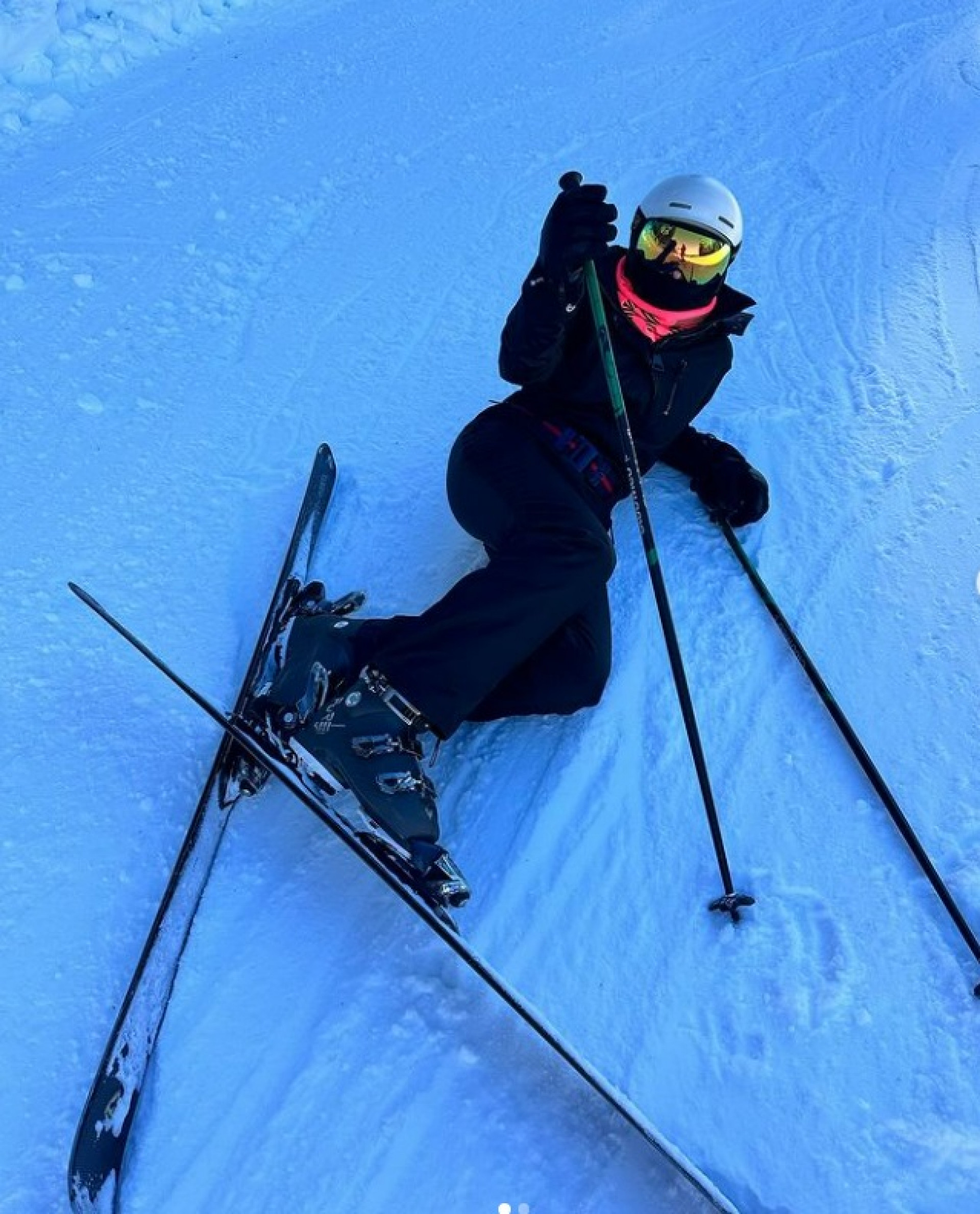 Adriane Galisteu cai durante esqui na neve - Reprodução do Instagram