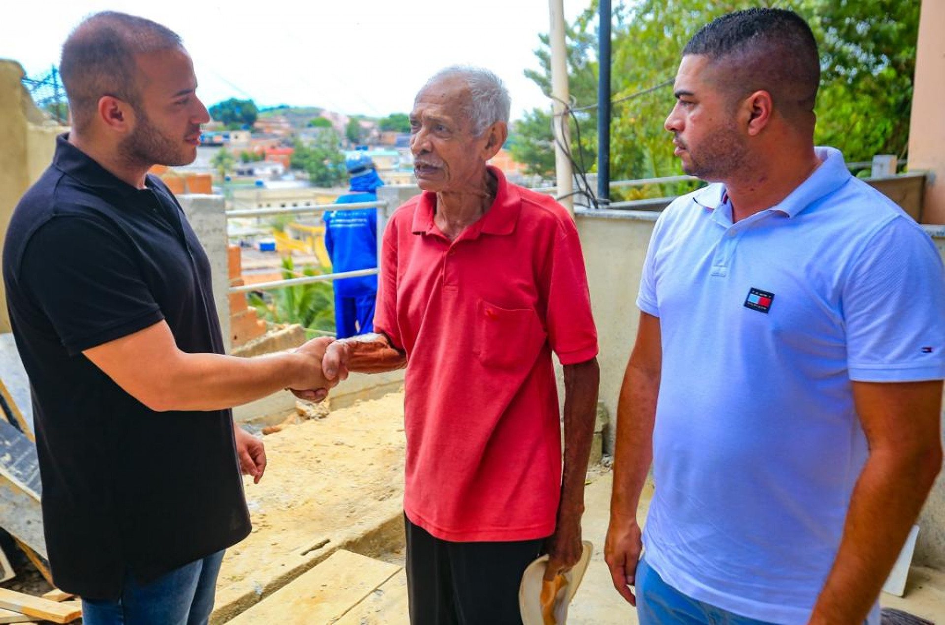 Morador Clodoaldo da Paz cumprimentou o secret&aacute;rio Matheus Carneiro e destacou a import&acirc;ncia da encosta  - Rafael Barreto/PMBR