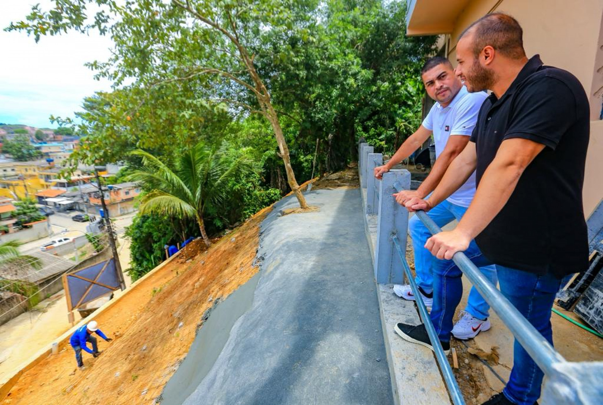 Igo Menezes e Matheus Carneiro vistoriaram as obras da encosta do Parque São José  - Rafael Barreto/PMBR