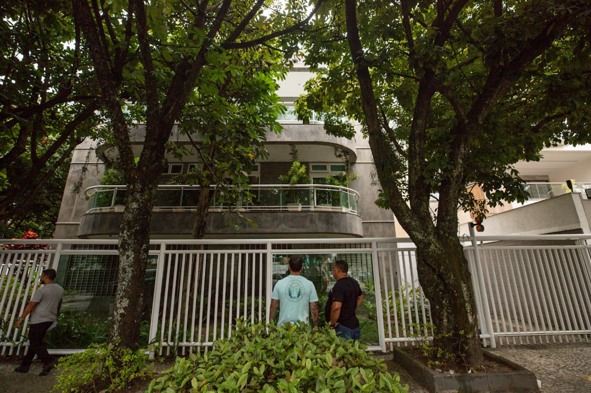 Polícia Civil busca imagens de câmeras de segurança nos prédios e comércios próximos ao local onde morador foi baleado - Renan Areias/ Agência O Dia