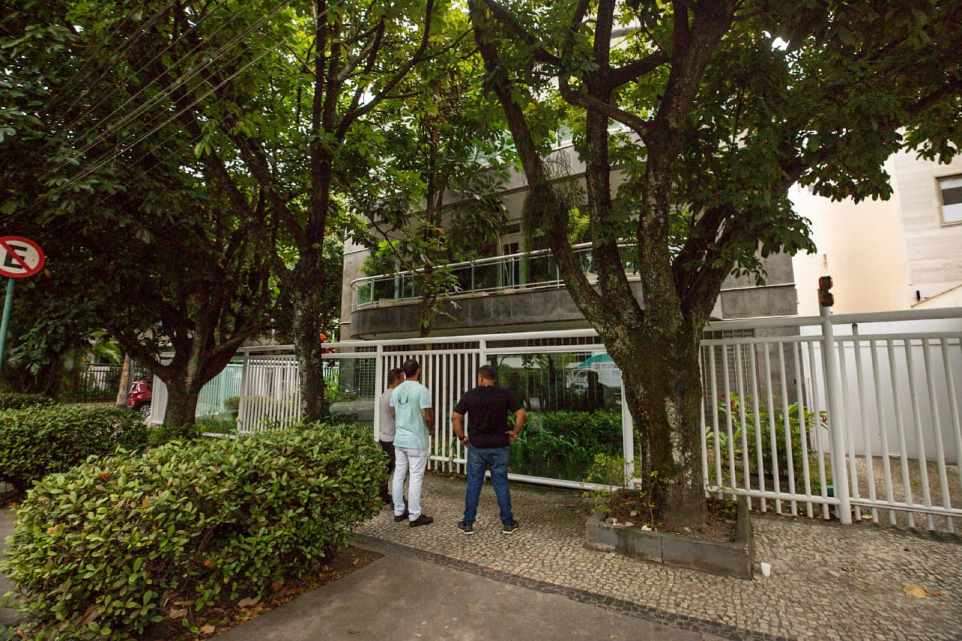 Polícia Civil busca imagens de câmeras de segurança nos prédios e comércios próximos ao local onde morador foi baleado - Renan Areias/ Agência O Dia