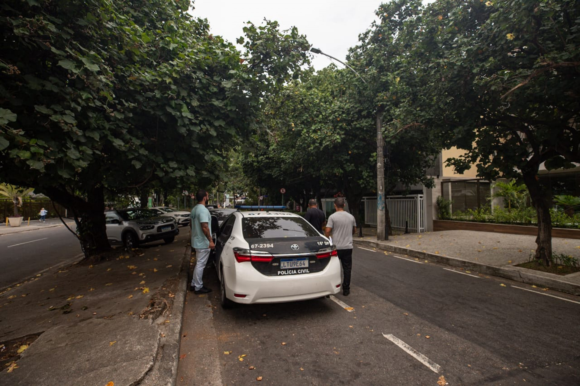 Polícia Civil busca imagens de câmeras de segurança nos prédios e comércios próximos ao local onde morador foi baleado - Renan Areias/ Agência O Dia