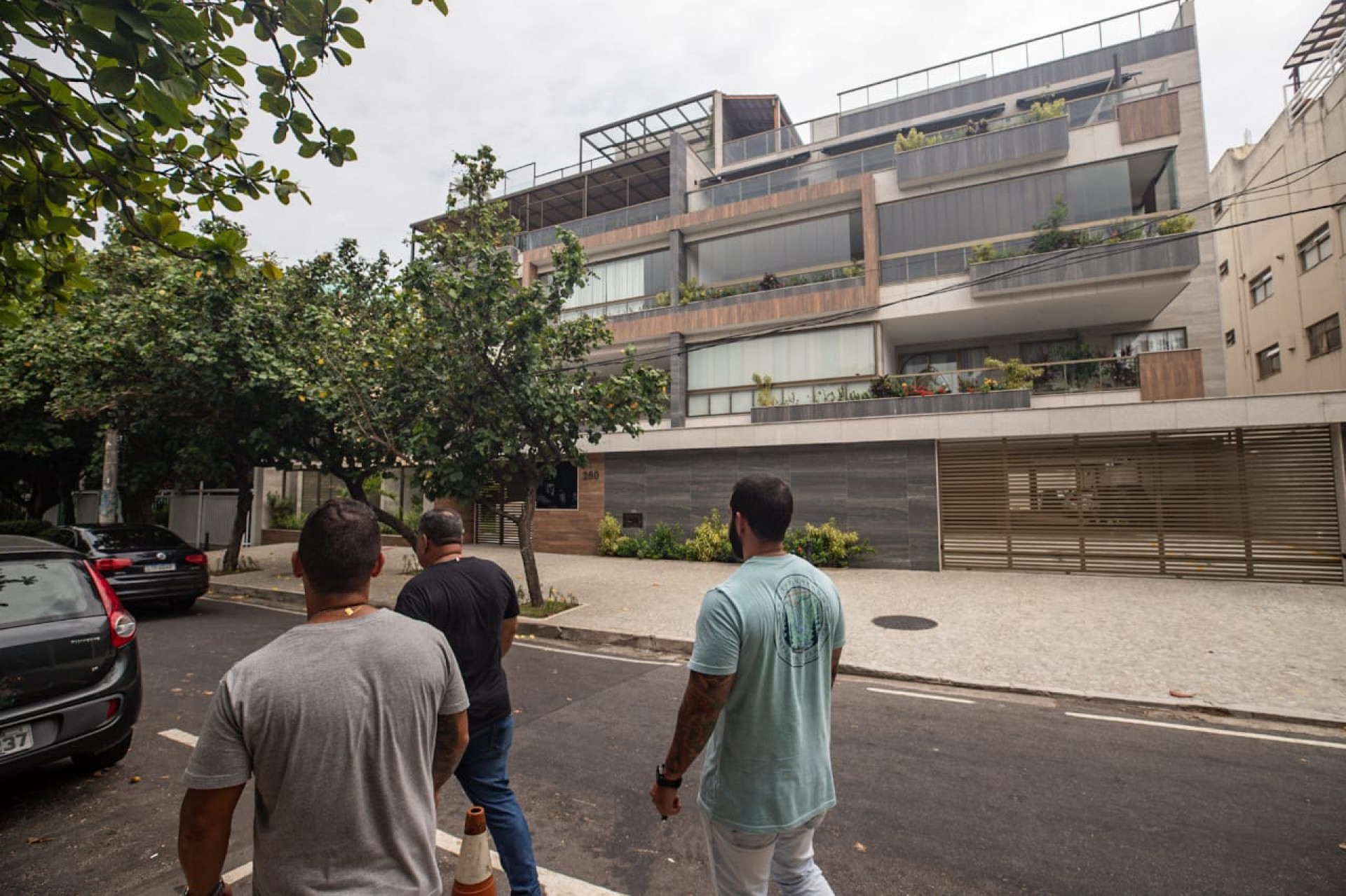 Polícia Civil busca imagens de câmeras de segurança nos prédios e comércios próximos ao local onde morador foi baleado - Renan Areias/ Agência O Dia