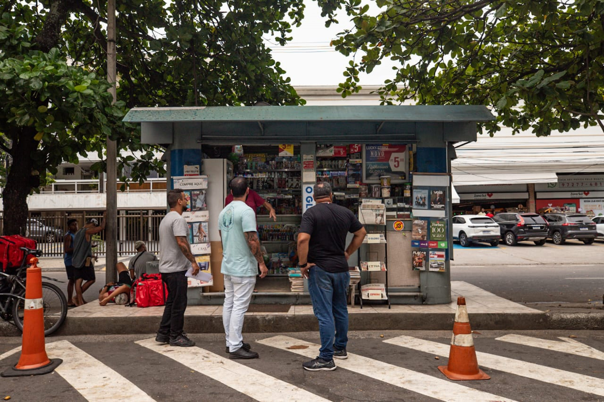 Polícia Civil busca imagens de câmeras de segurança nos prédios e comércios próximos ao local onde morador foi baleado - Renan Areias/ Agência O Dia