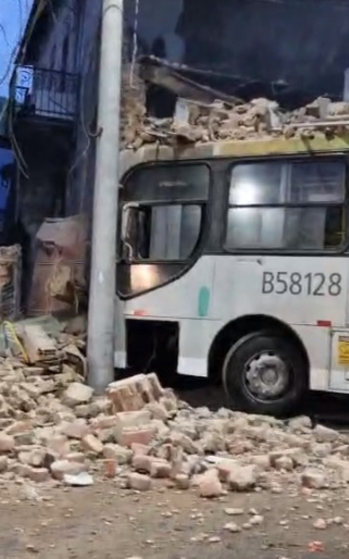 Ônibus perdeu a direção e derrubou uma casa na Rua Barão do Bom Retiro, no Engenho Novo, Zona Norte - Reprodução de vídeo